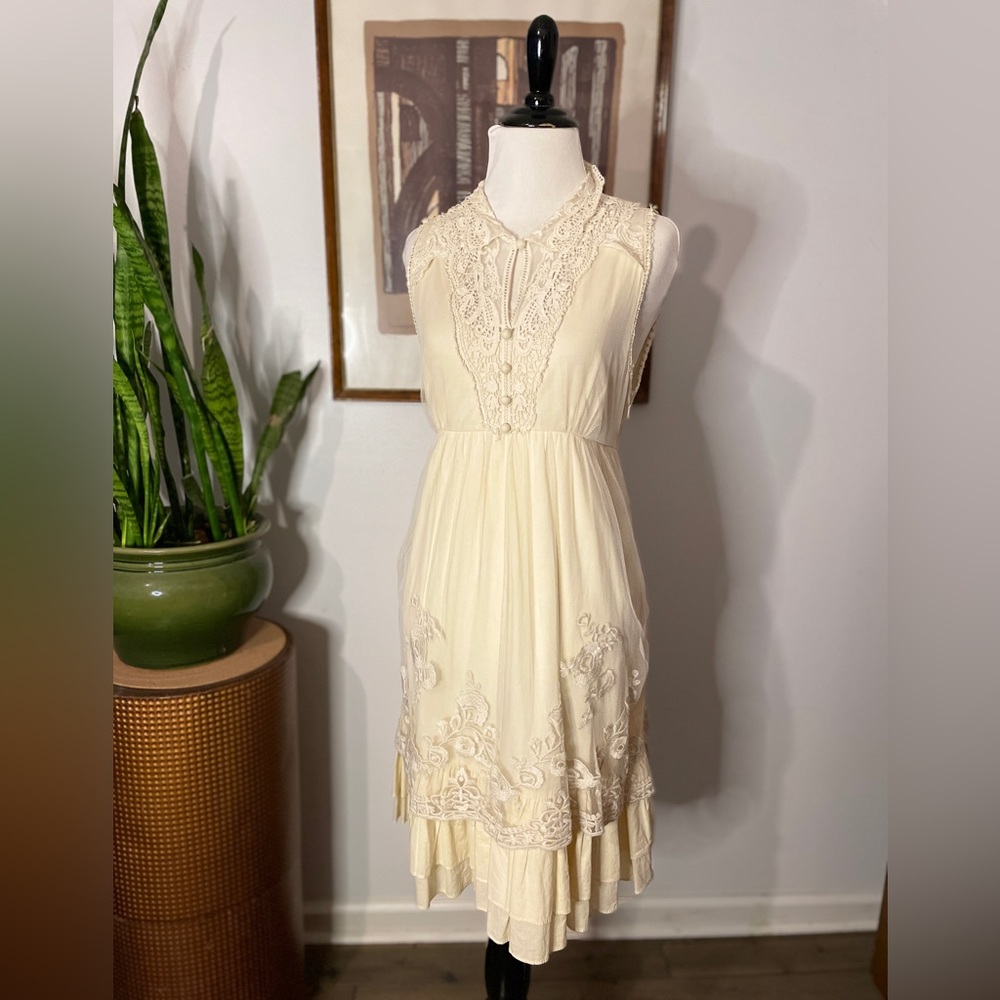 Ryu: cream lace and crochet dress. M